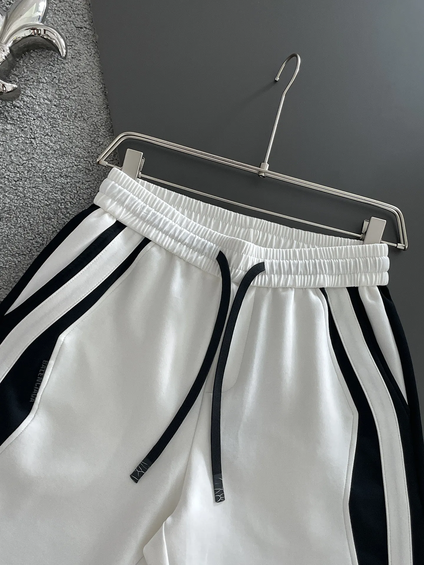 Balenciaga's three-standard complete 2026 summer New Arrival men's casual shorts, advanced custom-made Breathable fabric, Breathable fabric, extremely stretchy and comfortable, impeccable details, top-grade accessories, original logo design concept, delicate and soft feel! The upper body fit is awesome! Size: M-XXXL Please state your height and weight when ordering